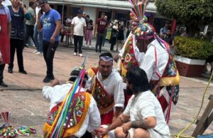 Cae volador de papantla en pleno baile tradicional
