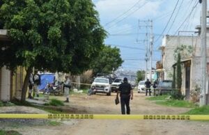 «Ahí se lo dejamos»: emplayado y en ataúd, sicarios dejan cuerpo de joven desaparecido afuera de la casa de su madre