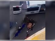 Un motociclista resultó gravemente herido tras caer de lo alto de un puente luego de ser arrollado por un tráiler en la parte superior que conecta la carretera 57 con el acceso a Villa de Pozos