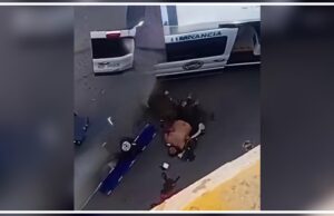 Un motociclista resultó gravemente herido tras caer de lo alto de un puente luego de ser arrollado por un tráiler en la parte superior que conecta la carretera 57 con el acceso a Villa de Pozos