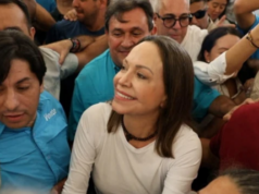 «Estoy aquí. Con ustedes»: la líder opositora María Corina Machado regresa a Venezuela 10 meses después